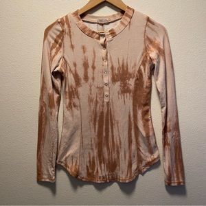 Bucket List Women Tie Dye Cognac Long Sleeve Top Button Size S
